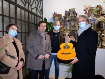 Calabria-Campania, doni artigianali tra le Regioni. La Cittadella aveva ricevuto un presepe. Consegnata ieri una chitarra dei maestri liutai di Bisignano
