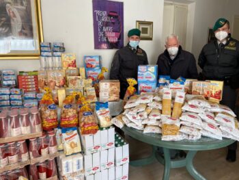 Solidarietà dei finanzieri del reggino, donazione sangue e distribuzione generi alimentari di prima necessità ai bisognosi