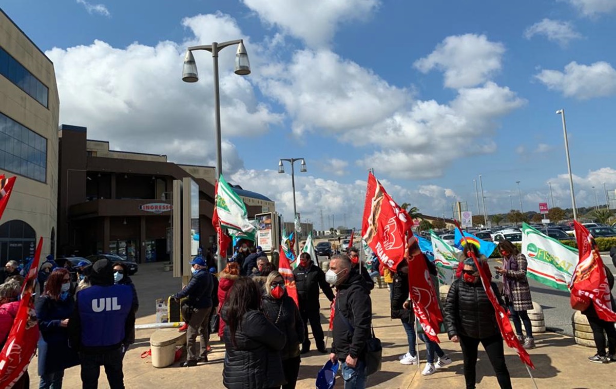 Lavoratori Carrefour, sindacati raggiungono l’accordo sulla Cigs Lavoratori Carrefour, sindacati raggiungono l’accordo sulla Cigs