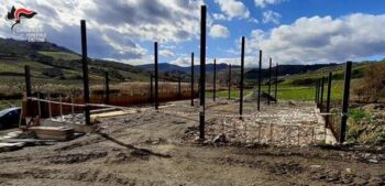Crucoli (Kr), scoperta costruzione abusiva, denunciata coppia pensionati