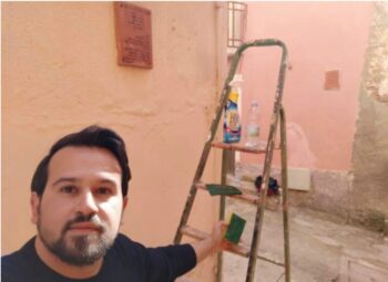 Lamezia Terme, "Dorian – la cultura rende giovani" rende omaggio al poeta Franco Costabile: pulizia mattonelle e omaggio floreale al cimitero 