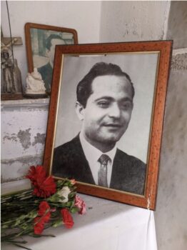 Lamezia Terme, "Dorian – la cultura rende giovani" rende omaggio al poeta Franco Costabile: pulizia mattonelle e omaggio floreale al cimitero 
