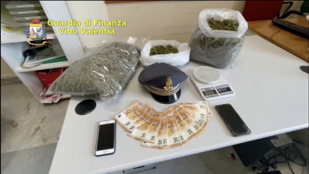 Vibo Valentia, Gdf sequestra 2 kg di marijuana, la vendita avrebbe fruttato 20mila euro Vibo Valentia, Gdf sequestra 2 kg di marijuana, la vendita avrebbe fruttato 20mila euro