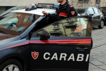 Ubriaco entra in chiesa durante la Messa e minaccia il parroco, arrestato 24enne nel cosentino 