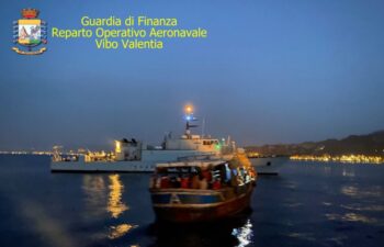 Gdf intercetta peschereccio africano con 89 a bordo, tra cui 66 minori, fermati 6 trafficanti egiziani