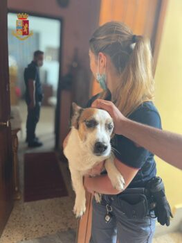 Reggio Calabria, gli Agenti delle Volanti mettono in salvo i residenti di un immobile in fiamme