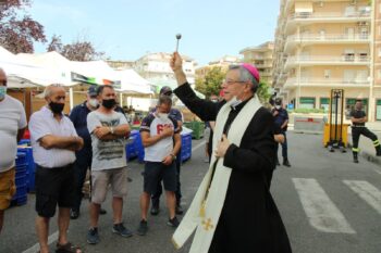 Lamezia Terme, mons. Schillaci benedice la fiera dei Santi Patroni Pietro e Paolo