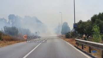 Lamezia Terme, fumo e fiamme sulla strada, paura per gli automobilisti