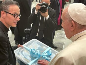 Benedetto dal Papa il Manto della Vergine Maria del Santo Rosario di Accaria