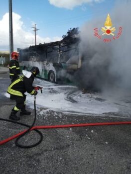 Catanzaro, in fiamme autobus di linea vicino distributore di GPL