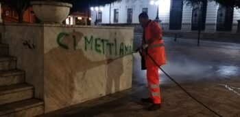 Reggio C., imbrattata dai vandali la statua in piazza Italia e distrutta una copertura dell'Ipogeo