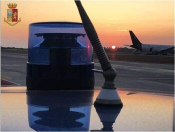 Aeroporto di Lamezia Terme, la Polizia di Stato denuncia un passeggero in possesso di un coltello e di due tirapugni