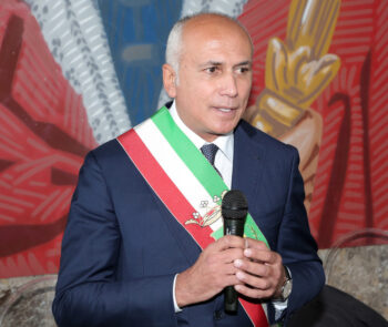 Cosenza, Franz Caruso firma l'ordinanza: obbligo mascherine anche nei luoghi all'aperto dal 6 al 31 dicembre