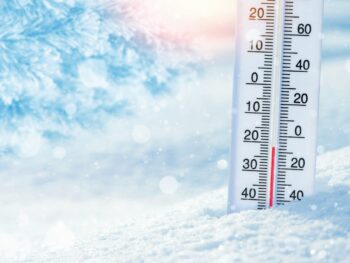 Temperature rigide in quasi tutta la Calabria, neve sulle cime più alte, scuole chiuse in molti centri montani