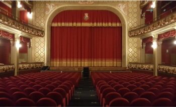 Vacantiandu. In scena questa sera la Compagnia Krimisa con la commedia “L’apparenza inganna”