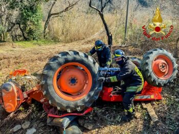 Trattore si ribalta, ferito il conducente