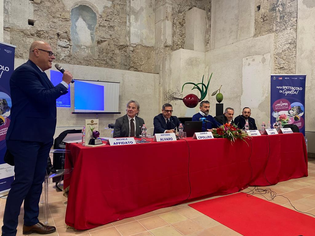 Presentato oggi "La Tropea Experience – Festival della Cipolla Rossa" in programma da venerdì 29 aprile a domenica 1° maggio Presentato oggi "La Tropea Experience – Festival della Cipolla Rossa" in programma da venerdì 29 aprile a domenica 1° maggio