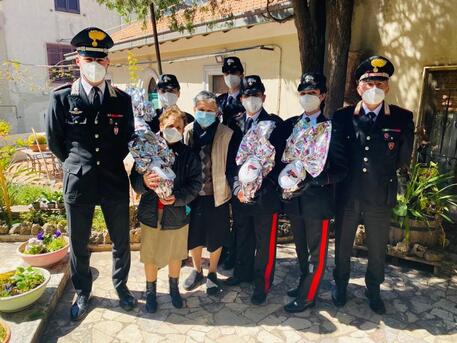 Gli allievi Carabinieri della Scuola di Reggio Calabria donano uova a bimbi malati e bisognosi Gli allievi Carabinieri della Scuola di Reggio Calabria donano uova a bimbi malati e bisognosi