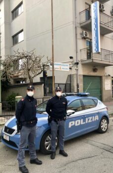 Maltratta genitori per ottenere soldi per la droga, arrestato 37enne
