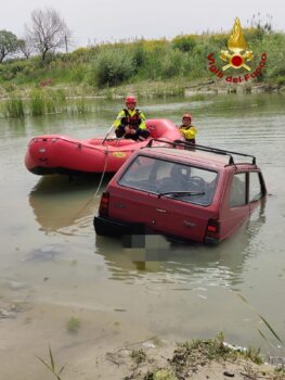 A Cirò Marina un’auto perde il controllo e finisce nel fiume, salvo il conducente