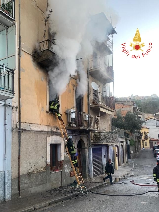 Incendio in abitazione nel cosentino, salvata una persona Incendio in abitazione nel cosentino, salvata una persona