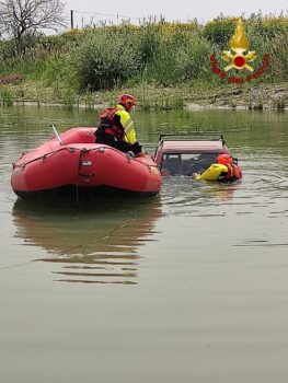 A Cirò Marina un’auto perde il controllo e finisce nel fiume, salvo il conducente