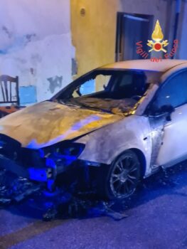 In fiamme auto a Lamezia, fumo sale in appartamento, donna incinta portata in ospedale