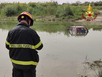 A Cirò Marina un’auto perde il controllo e finisce nel fiume, salvo il conducente
