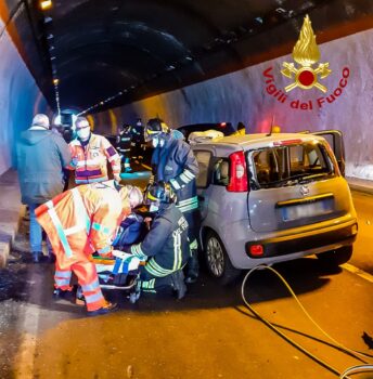 Chiusa 107 Silana Crotonese per incidente in galleria, due feriti