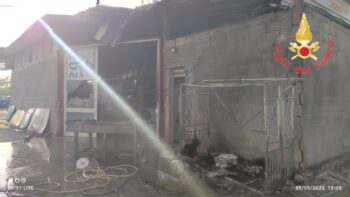 A Lamezia incendio in capannone adibito ad attività commerciale