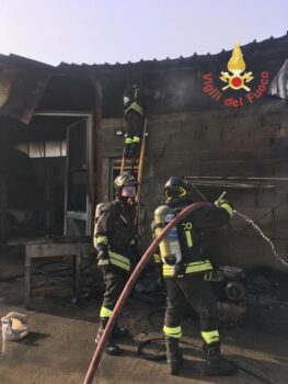 A Lamezia incendio in capannone adibito ad attività commerciale