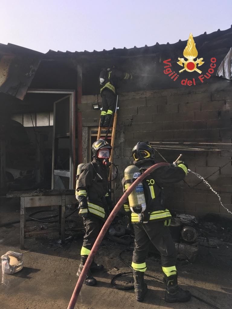 A Lamezia incendio in capannone adibito ad attività commerciale A Lamezia incendio in capannone adibito ad attività commerciale