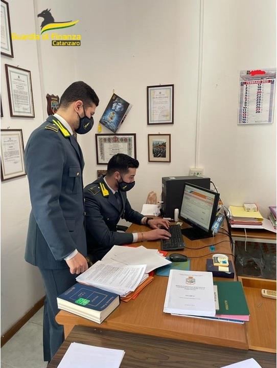 Truffa e falso ideologico, sequestrati oltre 500mila euro Truffa e falso ideologico, sequestrati oltre 500mila euro