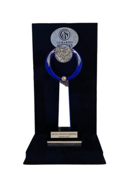 Gerardo Sacco realizza il premio per il primo Enm Award