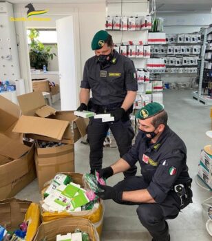 Gdf sequestra a Lamezia oltre 14mila articoli contraffatti e più di 3mila mascherine FFP2 per bimbi non conformi