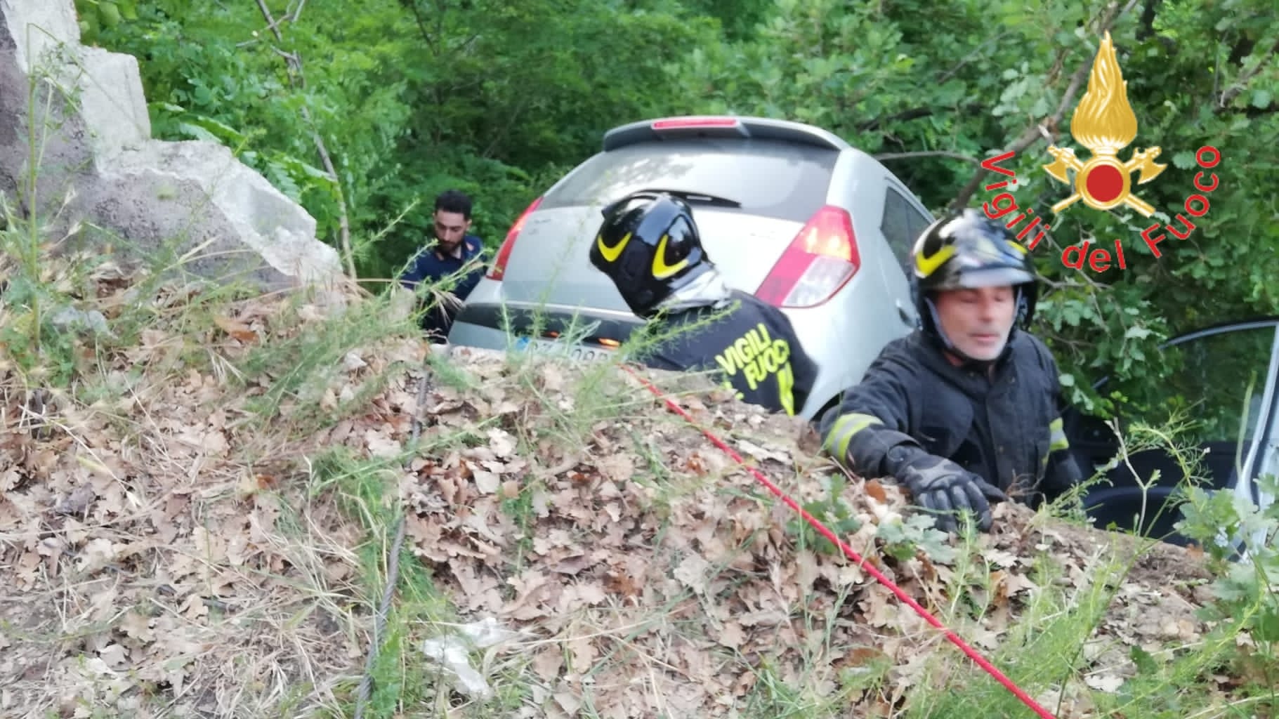 A Pentone auto finisce in dirupo, ferita la conducente di 86 anni A Pentone auto finisce in dirupo, ferita la conducente di 86 anni