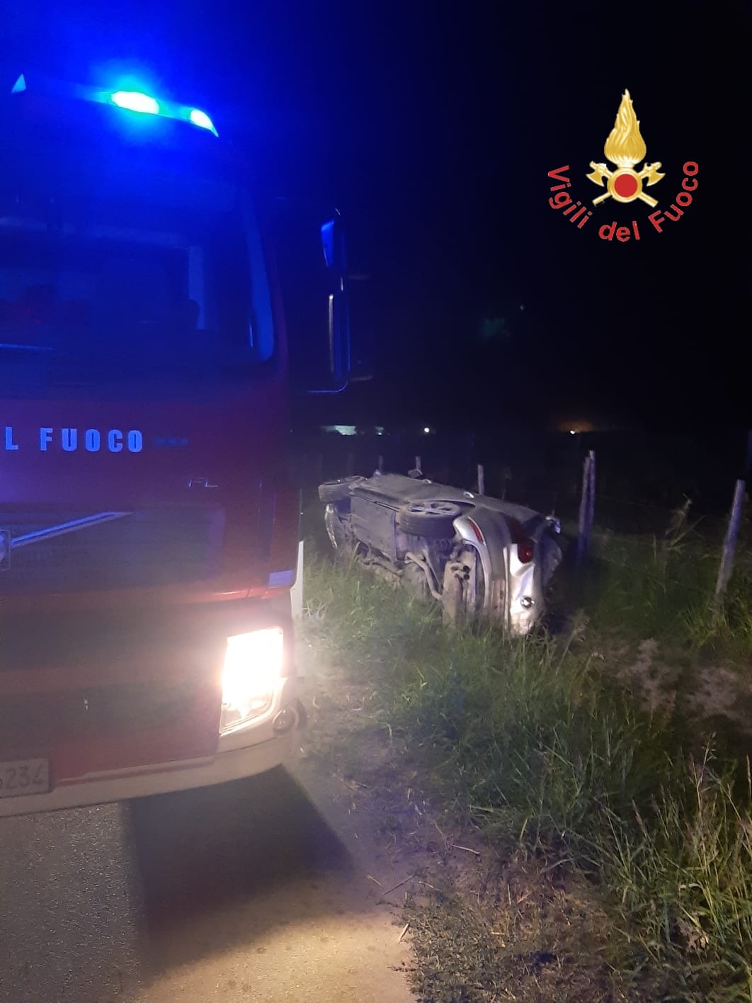 Incidente stradale nel catanzarese, auto si ribalta e finisce fuori strada, ferito giovane Incidente stradale nel catanzarese, auto si ribalta e finisce fuori strada, ferito giovane