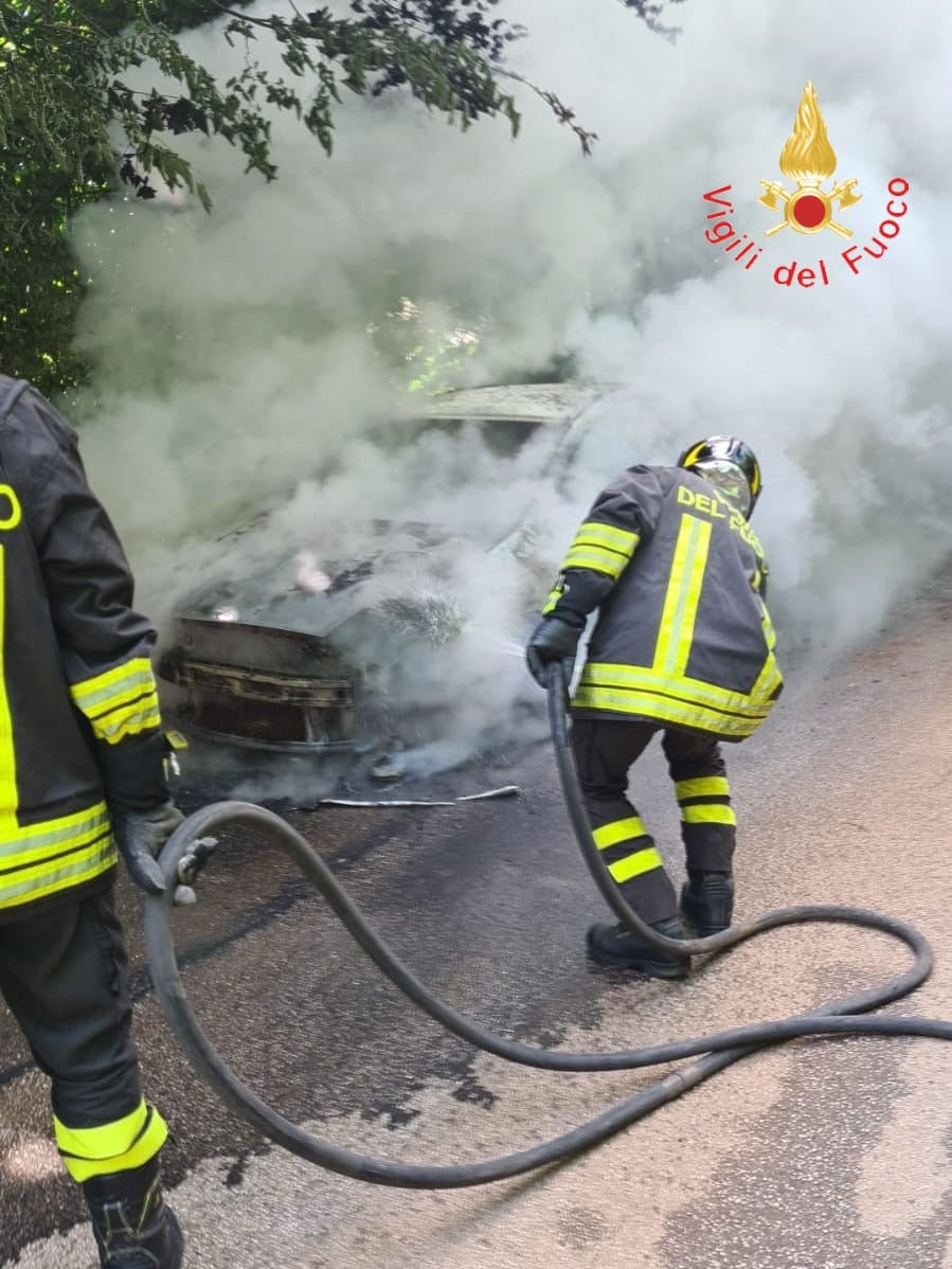 Auto in fiamme a Bucolia, due persone escono in tempo dal veicolo Auto in fiamme a Bucolia, due persone escono in tempo dal veicolo