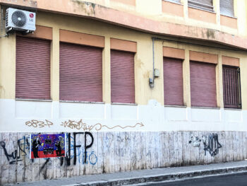 L’arte contro le ingiustizie del sistema scuola, la nuova opera di critica dell’artista LBS