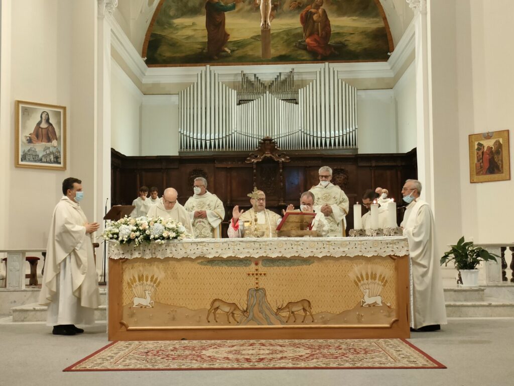 In Cattedrale celebrato ieri il Corpus Domini, poi la processione per le vie cittadine