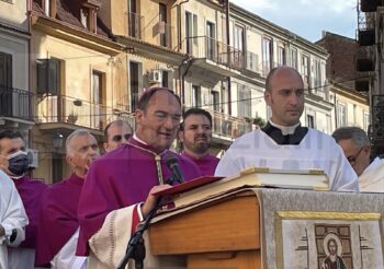 Fa ingresso in Diocesi mons. Serafino Parisi con l’atto di affidamento a Maria
