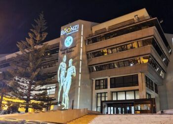 L’immagine dei Bronzi di Riace sulla facciata del Consiglio regionale della Calabria