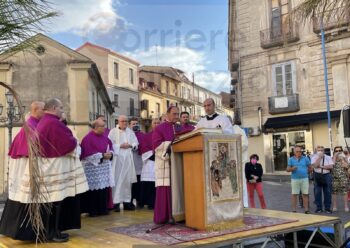 Fa ingresso in Diocesi mons. Serafino Parisi con l’atto di affidamento a Maria