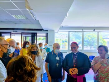 Mons. Parisi in visita all’ospedale: “Noi impariamo da voi a servire Cristo nella carne martoriata del malato”