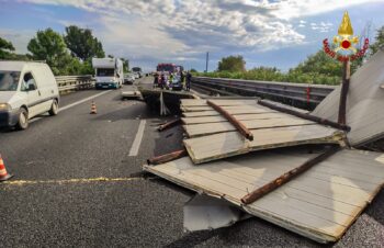 Interventi dei VVF nel cosentino per maltempo, su A2 tetto di stabilimento finisce sulla strada