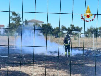 Sfiorata la tragedia a Crotone, incendio di arbusti coinvolge auto e roulotte, esplode bombola gpl