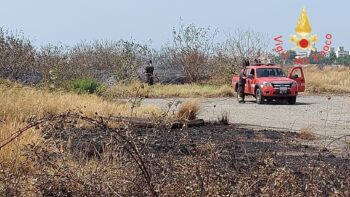 Incendio minaccia aeroporto dello Stretto, sospeso traffico aereo durante attività di soccorso