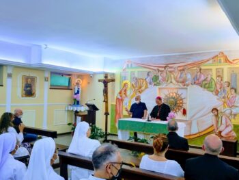 Mons. Parisi in visita all’ospedale: “Noi impariamo da voi a servire Cristo nella carne martoriata del malato”