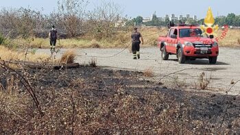 Incendio minaccia aeroporto dello Stretto, sospeso traffico aereo durante attività di soccorso