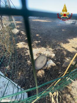 Sfiorata la tragedia a Crotone, incendio di arbusti coinvolge auto e roulotte, esplode bombola gpl